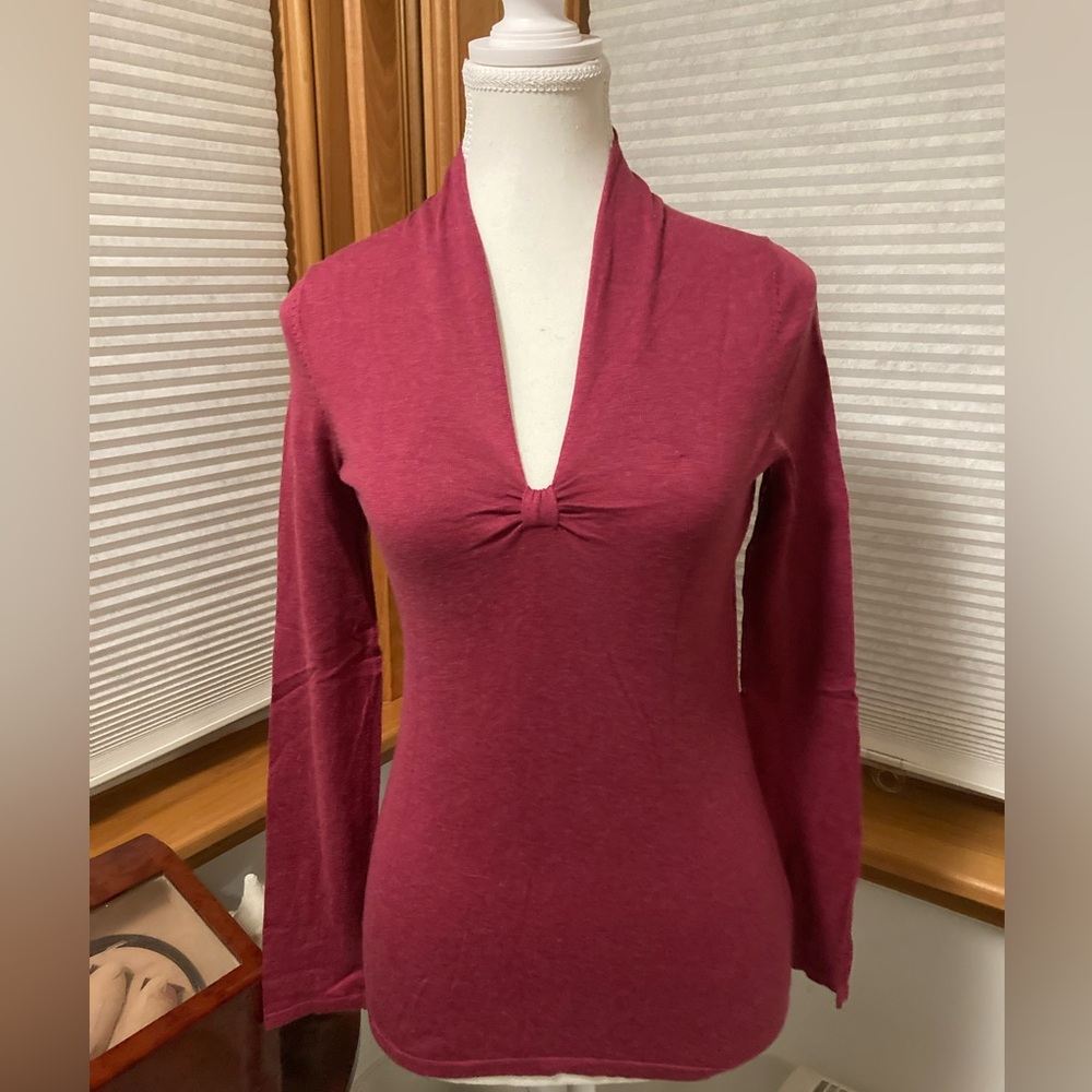 Beautiful Banana Republic small v neck sweater - like new